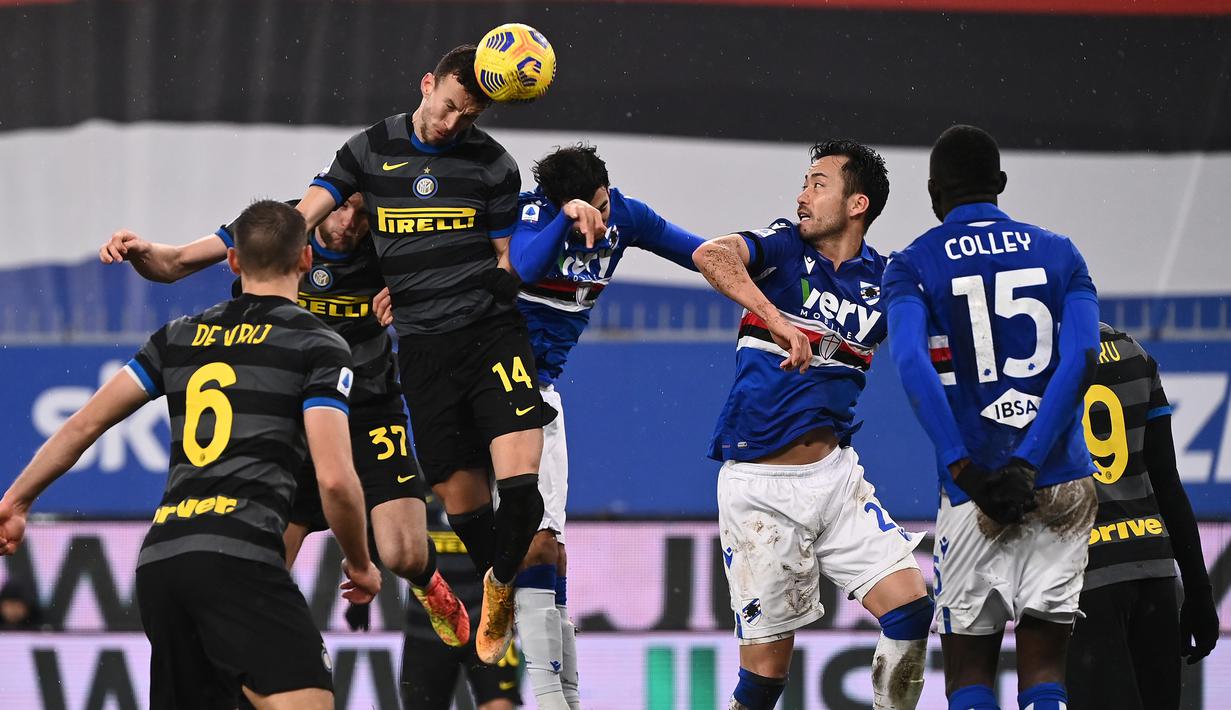 Gelandang Inter Milan, Ivan Perisic (tengah) memenangi duel udara dengan para pemain Sampdoria dalam laga lanjutan Liga Italia 2020/21 pekan ke-16 di Luigi Ferrari Stadium, Rabu (6/1/2021). Inter Milan kalah 1-2 dari Sampdoria. (AFP/Marco Bertorello)