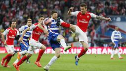Aksi Jamie Mackie dan Mathieu Debuchy berebut bola dalam pertandingan di Wembley