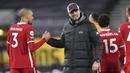 Manajer tim Liverpool, Jurgen Klopp bersama gelandang Fabinho merayakan kemenangan 1-0 atas Wolverhampton Wanderers usai berakhirnya laga lanjutan Liga Inggris 2020/2021 pekan ke-28 di Molineux Stadium, Senin (15/3/2021). (AP/Paul Ellis/Pool)