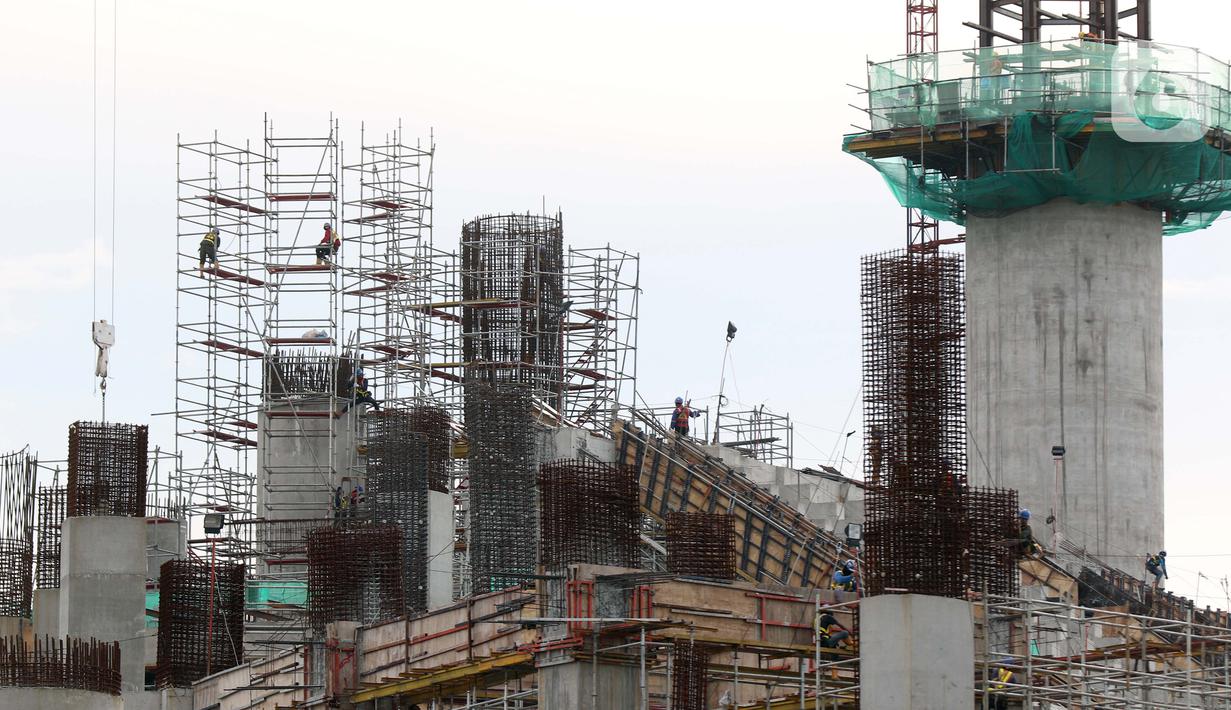Aktivitas pekerja konstruksi pembangunan Jakarta International Stadium, Jumat (23/10/2020). Hingga pekan ke-59, progres konstruksi Jakarta International Stadium sudah mencapai 31,89 persen dan ditarget akan selesai pada akhir 2021. (Liputan6.comHelmi Fithriansyah)