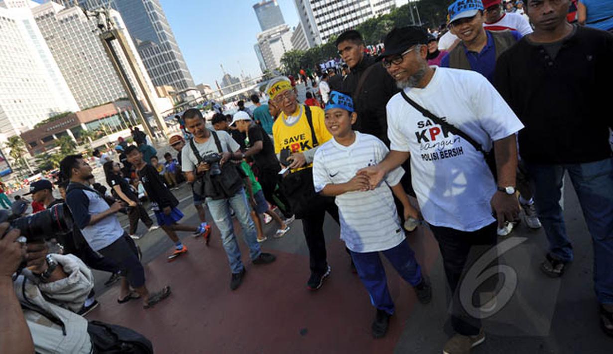Wakil Ketua KPK nonaktif Bambang Widjojanto bersama ratusan akademisi menghadiri aksi gerakan "Save KPK" di Bundaran HI, Jakarta, Minggu (22/2/2015). (Liputan6.com/Faizal Fanani)