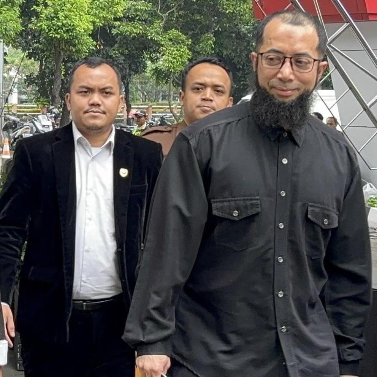 Pakai Baju Serba Hitam, Ustad Khalid Basalamah Penuhi Panggilan KPK Terkait Kasus Kuota Haji