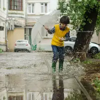 Tips agar Anak Tidak Sakit Setelah Bermain Hujan-hujanan