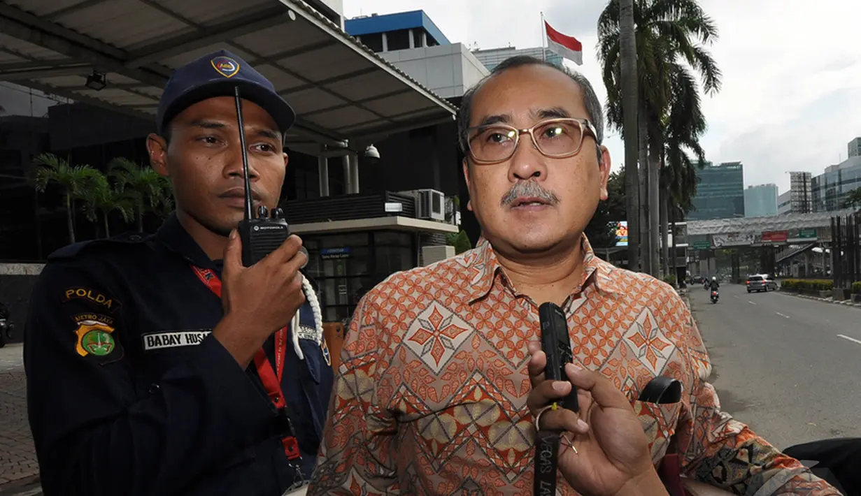 Sekretaris Direktorat Jenderal Ketenagalistrikan ESDM‎ Arief Indarto setelah menjalani pemeriksaan di gedung KPK, Jakarta, Jumat (19/12/2014). (Liputan6.com/Miftahul Hayat)