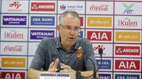 Pelatih Myanmar,&nbsp;Michael Feichtenbeiner, berbicara pada sesi konferensi pers setelah menghadapi Timor Leste pada turnamen SEA Games 2023 di Olympic Stadium, Phnom Penh, Selasa (2/5/2023) sore WIB. (Bola.com/Abdul Aziz)