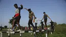 Pemuda India yang ingin bergabung dengan pasukan pertahanan menjalani pelatihan fisik di desa Jhiri dekat perbatasan India Pakistan, pinggiran Jammu, India, Rabu (6/10/2021). Pelatihan fisik ini digelar oleh Pusat Pelatihan dan Pemberdayaan Pemuda Perbatasan (C-BYTE). (AP Photo/Channi Anand)