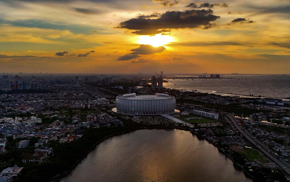 FOTO: Melihat Senja saat Langit Jakarta Cerah di Kawasan JIS