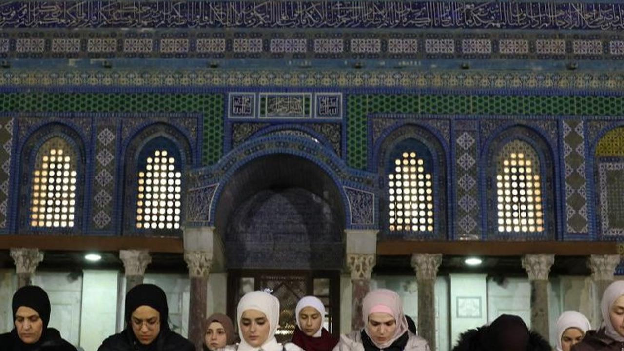 Sebagaiman dilaporkan Antara, Departemen Wakaf Islam mengungkapkan bahwa sekitar 35.000 jamaah menjalani salat Tarawih di dalam Masjid Al-Aqsa di tengah pembatasan pendudukan Israel. Ahmad Gharabli/AFP
