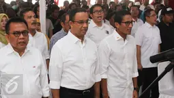 Pasangan cagub dan cawagub DKI, Anies Baswedan dan Sandiaga Uno menyanyikan lagu Indonesia Raya, Jakarta, Kamis (20/10). Cagub dan Cawagub Anies-Sandiaga meluncurkan logo kampanye mereka untuk Pilkada DKI Jakarta 2017. (Liputan6.com/Yoppy Renato)