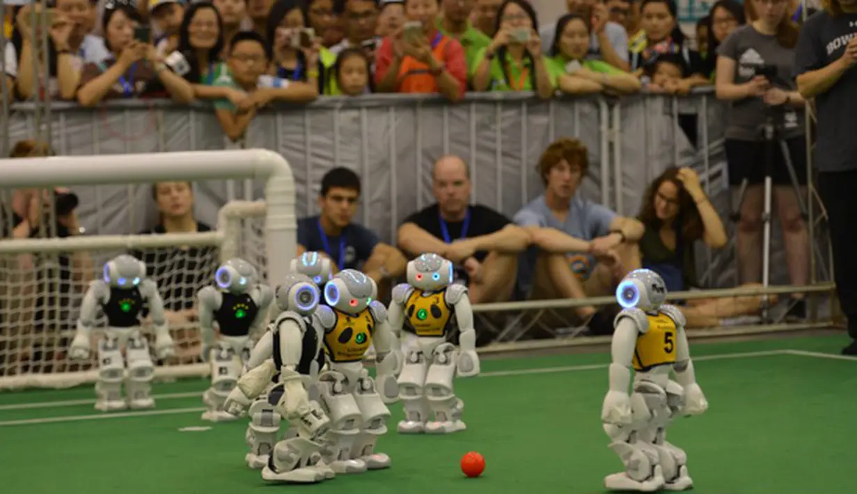 Sejumlah Robot melakukan pertandingan sepak bola di ajang RoboCup 2015 yang digelar di Hefei, provinsi Anhui, Cina (22/7/2015). RoboCup merupakan kompetisi tahunan yang diusulkan pada 1995 dan didirikan pada 1997. (AFP/Stringer)