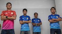 Para pemain timnas Indonesia berpose saat launching tim street soccer jelang Tafisa Games 2016 di Hotel Big, Jakarta, Kamis (6/10/2016). Timnas street soccer ini merupakan yang pertama di Indonesia. (Bola.com/Vitalis Yogi Trisna)