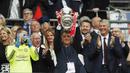 Louis van Gaal saat mengangkat torfi Piala FA usai mengalahkan Crystal Palace di Stadion Wembley, Inggris, (21/5/2016). (Action Images via Reuters/John Sibley)