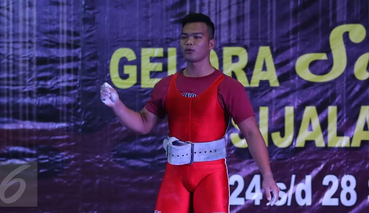 Lifter Lampung, Viky Aryanto usai mengangkat beban seberat 291kg di kelas 66 kg putra PON XIX di GOR Sabilulungan, Kab Bandung, Minggu (25/9). Viky merebut emas di kelas 66 kg dengan total angkatan 798 kg. (Liputan6.com/Helmi Fithriansyah)