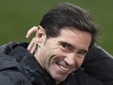 Pelatih Athletic Bilbao, Marcelino Garcia Toral, tersenyum melihat timnya tembus ke final Piala Super Spanyol usai mengalahkan Real Madrid 2-1 di Estadio La Rosaleda, Jumat (15/1/2021). Athletic Bilbao akan berhadapan dengan Barcelona di laga final nanti. (AFP/Jorge Guerrero)