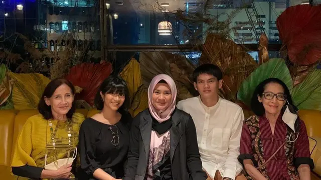 6 Potret Kebersamaan Karlie Fu Suami Ikke Nurjanah dan Anak Sambung