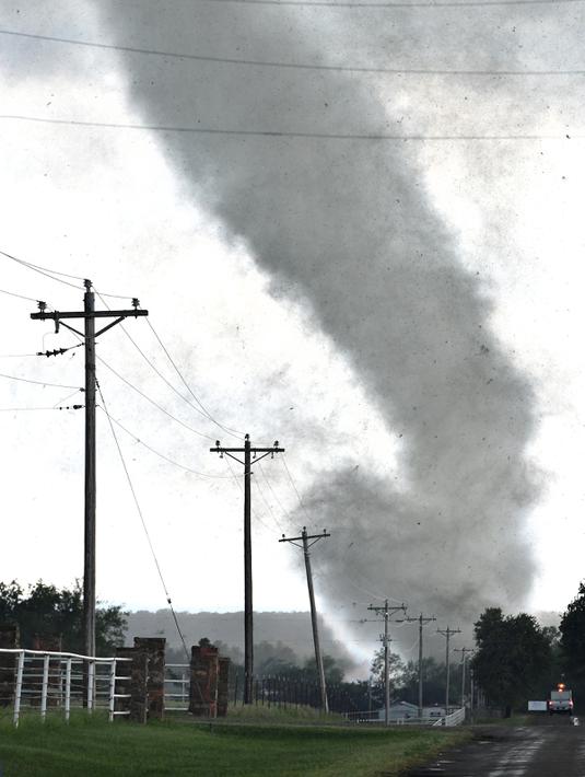 Penampakan tornado besar melewati daerah perumahan di selatan Wynnewood, Oklahoma, Senin (9/5). Kejadian ini terekam mata kamera seorang fotografer amatir, di mana tornado itu menghancurkan rumah dan gudang peternakan di area tersebut. (Josh EDELSON/AFP)