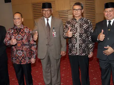 Plt Ketua KPK Taufiqurachman Ruki (tengah) didampingi Direktur Penyidikan baru Kombes Pol Aris Budiman (kiri) dan Kepala Biro Hukum baru Kombes Pol Setiadi (kanan) berfoto bersama usai upacara pelantikan di Jakarta, Rabu (16/9).(Liputan6.com/Helmi Afandi)