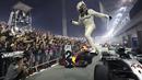 Pebalap Mercedes, Lewis Hamilton merayakan kemenangan saat menjuarai F1 Singapura di  Marina Bay City Circuit, (17/9/2017).  (AP/Yong Teck Lim)