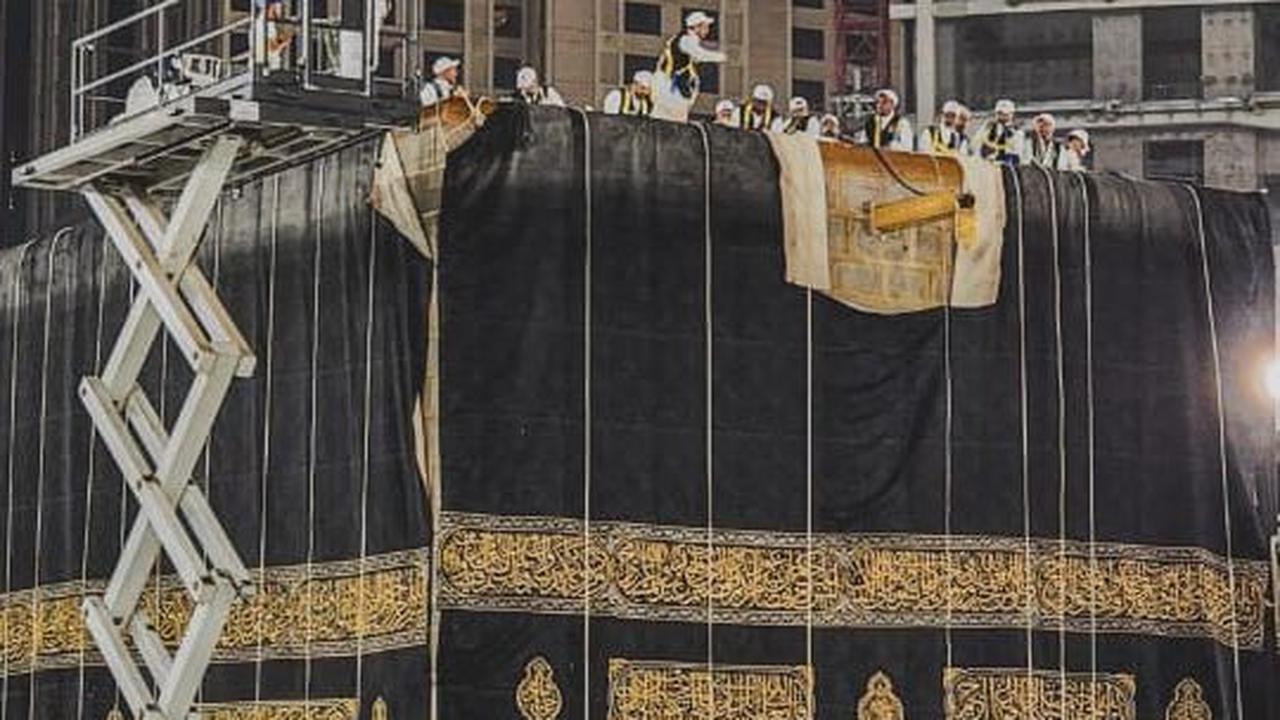 Ketika Rasulullah Muhammad SAW diutus, Ka'bah sudah memiliki kiswah. Nabi pun mengganti kiswah Ka'bah setiap tahun. Bahkan dalam setahun, kiswah pernah diganti dua kali. Tradisi itu diikuti sahabat dan dilestarikan hingga saat ini.