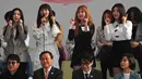 Anggota girlband K-pop "Red Velvet" berbicara kepada media sebelum berangkat ke Pyongyang dari Bandara Internasional Gimpo di Seoul (31/1). Kelompok seniman Korsel ini tampil dalam sebuah konser di Pyongyang pada Minggu (1/4). (Jung Yeon-je / AFP)