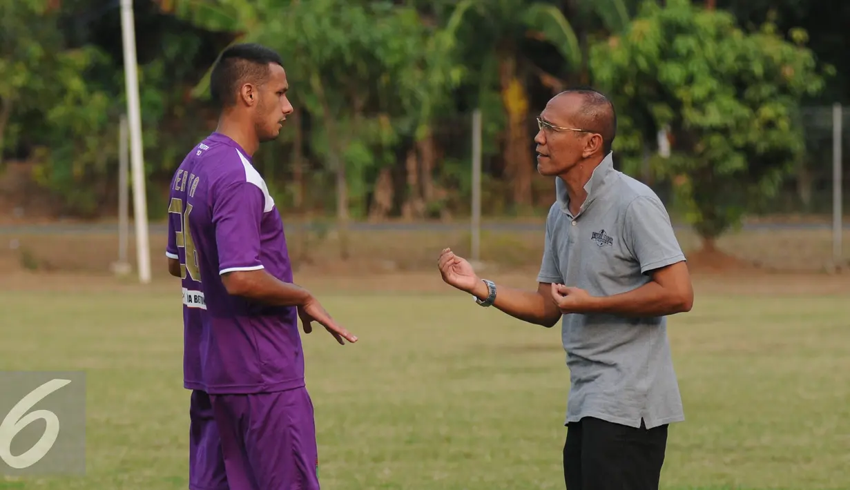 Pelatih Persita, Bambang Nurdiansyah (kanan) berbincang dengan Raphael Maitimo saat laga uji coba di Lapangan Sutasoma, Jakarta, Jumat (21/8/2015). Persita unggul 1-0 atas PSAU. (Liputan6.com/Helmi Fithriansyah)