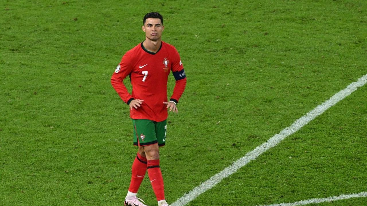 Ronaldo sejatinya berpeluang besar menambah pundi-pundi golnya di Euro kala mendapat kesempatan mengeksekusi penalti dalam pertandingan melawan Slovenia di 16 besar.<br>