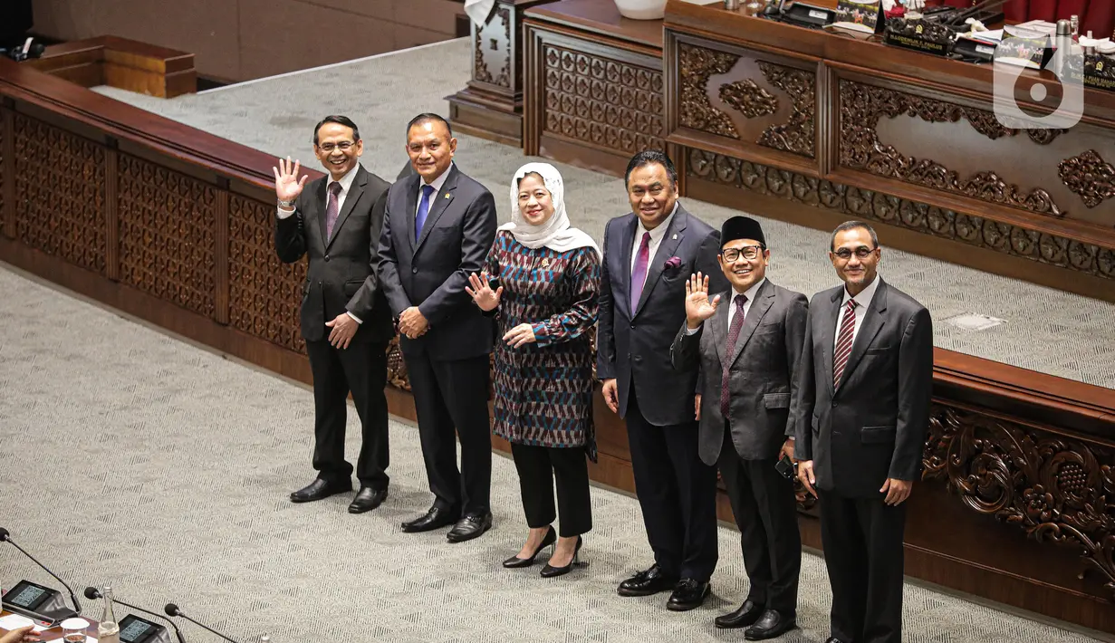 Ketua DPR Puan Maharani foto bersama dengan wakil Ketua DPR RI lainnya seperti Lodewijk F Paulus, Rachmad Gobel dan Abdul Muhaimin Iskandar.  (Liputan6.com/Faizal Fanani)