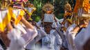 Kehidupan yang lebih baik di masa mendatang menjadi harapan utama umat Hindu usai melaksanakan upacara Melasti. (Juni Kriswanto/AFP)