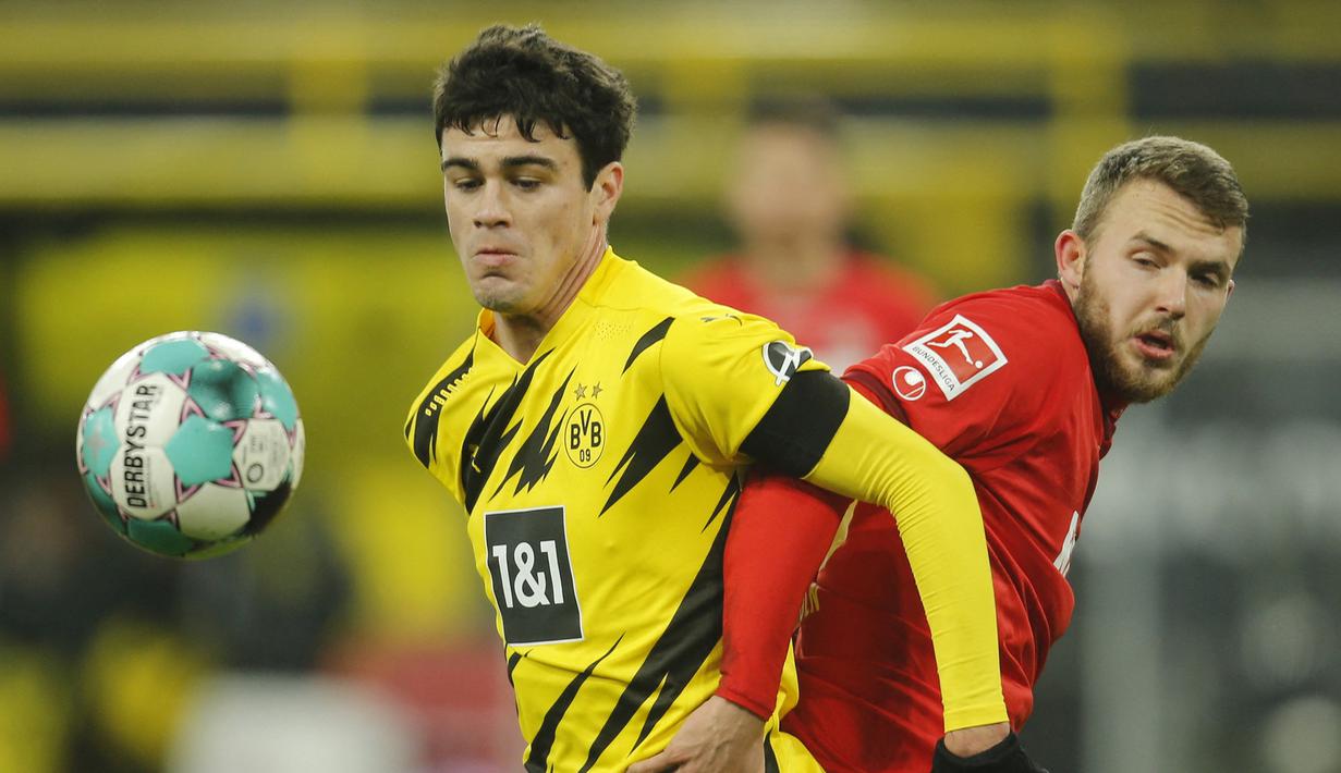 Giovanni Reyna. Gelandang serang Borussia Dortmund berusia 18 tahun ini dipercaya mengenakan jersey nomor punggung 7  mulai musim 2021/2022 ini usai kepergian Jadon Sancho. Selama 1,5 musim sejak awal kedatangannya ia mengenakan jersey bernomor punggung 32. (Foto: AFP/Pool/Leon Kuegeler)