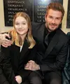 Harper Beckham semakin beranjak dewasa. Pesonanya kian menarik perhatian dengan gaya fashionnya yang effortless chic di segala suasana. [Foto: Instagram/ Harper Beckham Fashion]