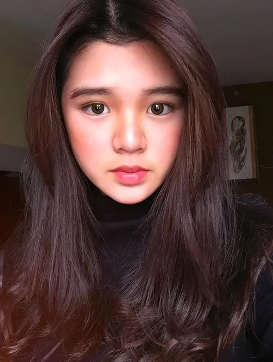 Selain itu, Vindy juga menangani akun media sosial milik keluarga Ashanty. Dia menjadi perantara bagi orang yang ingin bertanya tentang keluarga Anang dan Ashanty. (Liputan6.com/IG/@vindykagiselle)