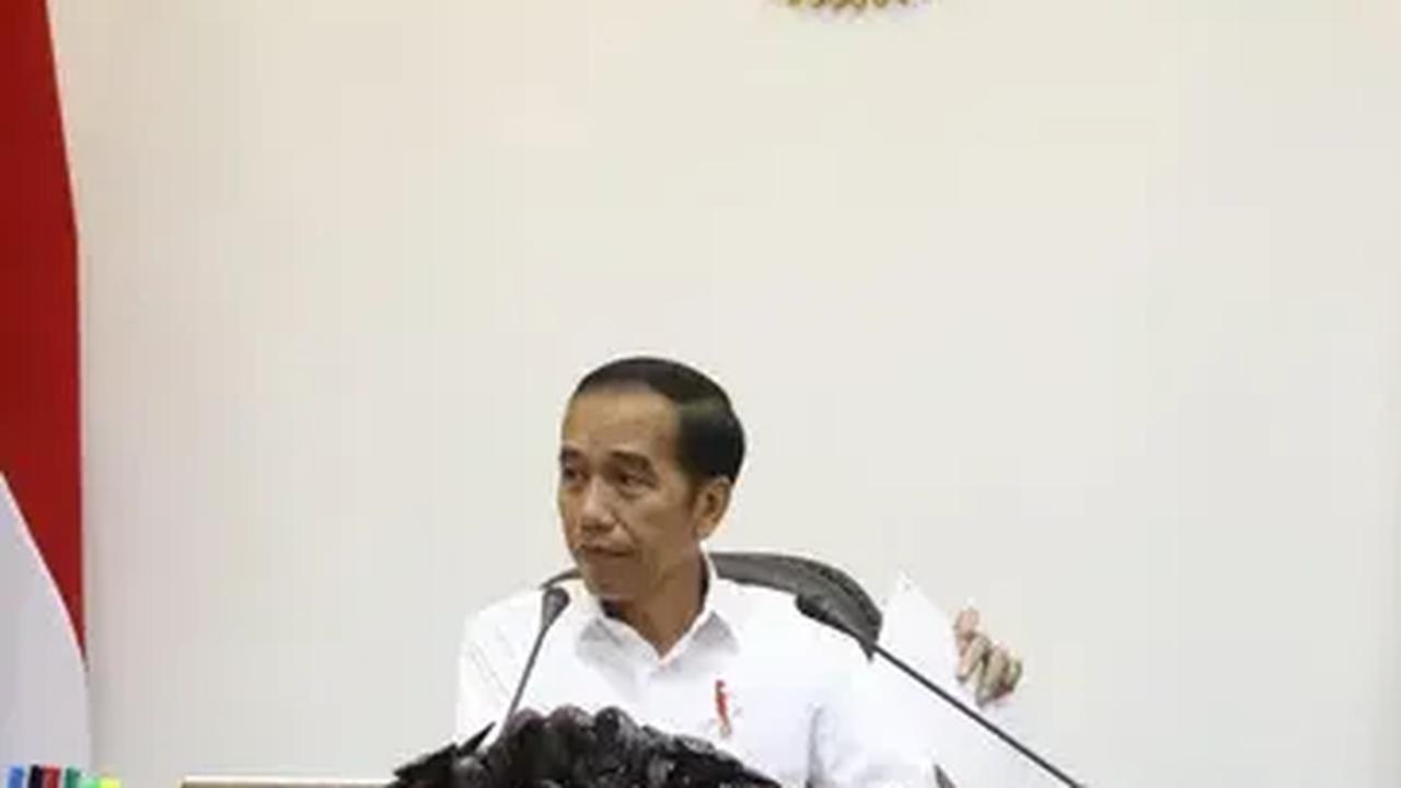 “(Soal satgas) akan dibicarakan dengan Pak Menteri dengan Pak Wamen karena ini bukan persoalan mudah,” kata Jokowi.