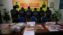 Sejumlah tersangka beserta barang bukti di gelar saat gelar perkara kasus Narkoba di Polresta Yogyakarta, (3/3/16). Pada gelar perkara tersebut , terjaring 6 orang tersangka.(Boy Harjanto)