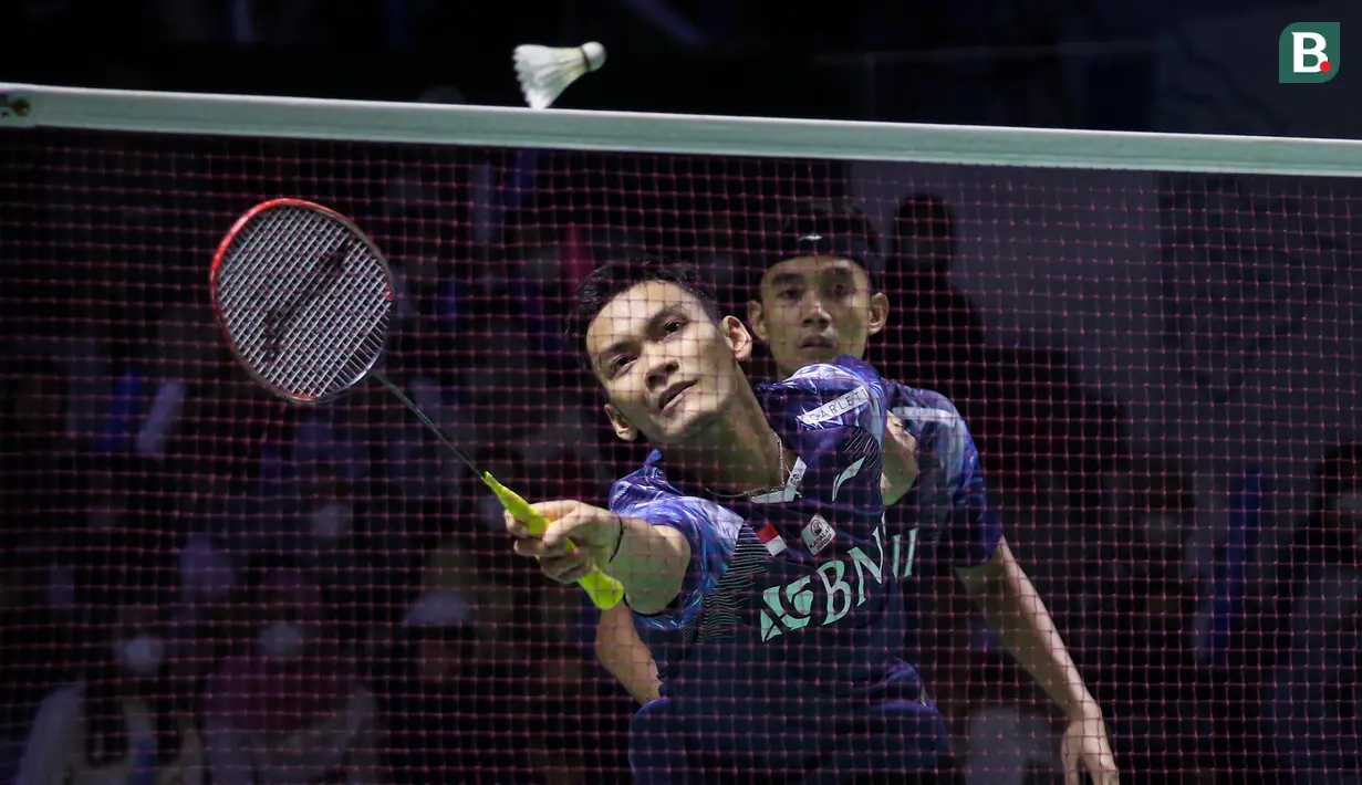 Ganda putra Muhammad Shohibul Fikri/Bagas Maulana disingkirkan rekan senegaranya, juara Indonesia Masters 2022 lalu sekaligus unggulan ke-6, Fajar Alfian/Muhammad Rian Ardianto dengan dua game rubber game 10-21, 21-10 dan 15-21. (Bola.com/Bagaskara Lazuardi)