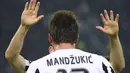 Striker Juventus, Mario Mandzukic, merayakan gol yang dicetaknya ke gawang Manchester City dalam laga Grup D Liga Champions di Stadion Juventus, (25/11/2015). (AFP Photo/Olivier Morin)
