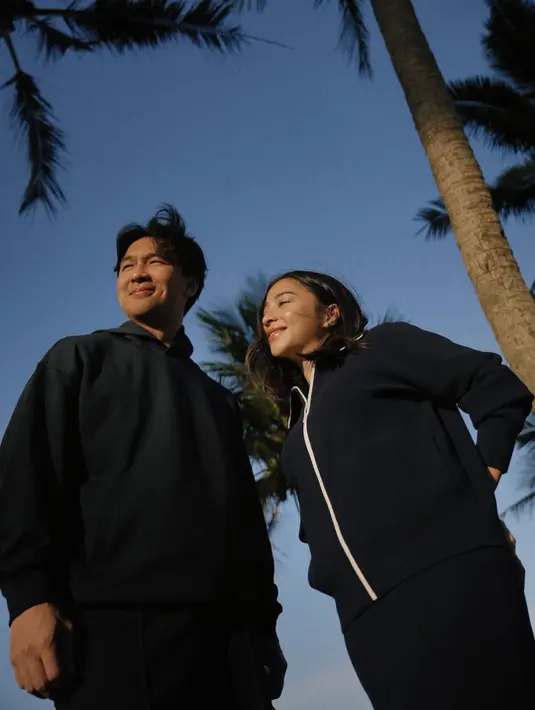 Indra tampil senada serba navy dengan hoodie dan loose pants, memancarkan aura calm dan grounded. Tanpa alas kaki, keduanya menyatu dengan alam, menegaskan bahwa gaya terbaik saat liburan adalah yang terasa nyaman dan autentik. [@nikitawillyofficial94].