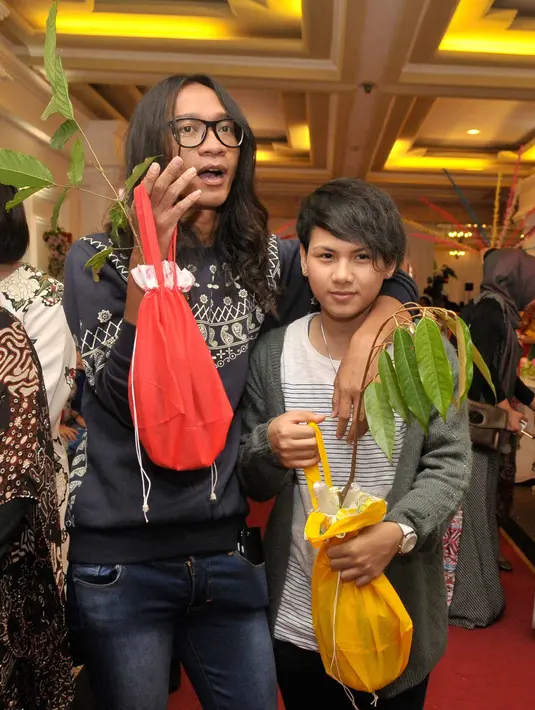 Evelyn yang ada disebelahnya, menambahkan, bahwa saat ada tawaran nge-DJ, ia langsung mengambilnya. Apalagi di Hongkong, ini merupakan pengalaman pertamanya. (Nurwahyunan/Bintang.com)