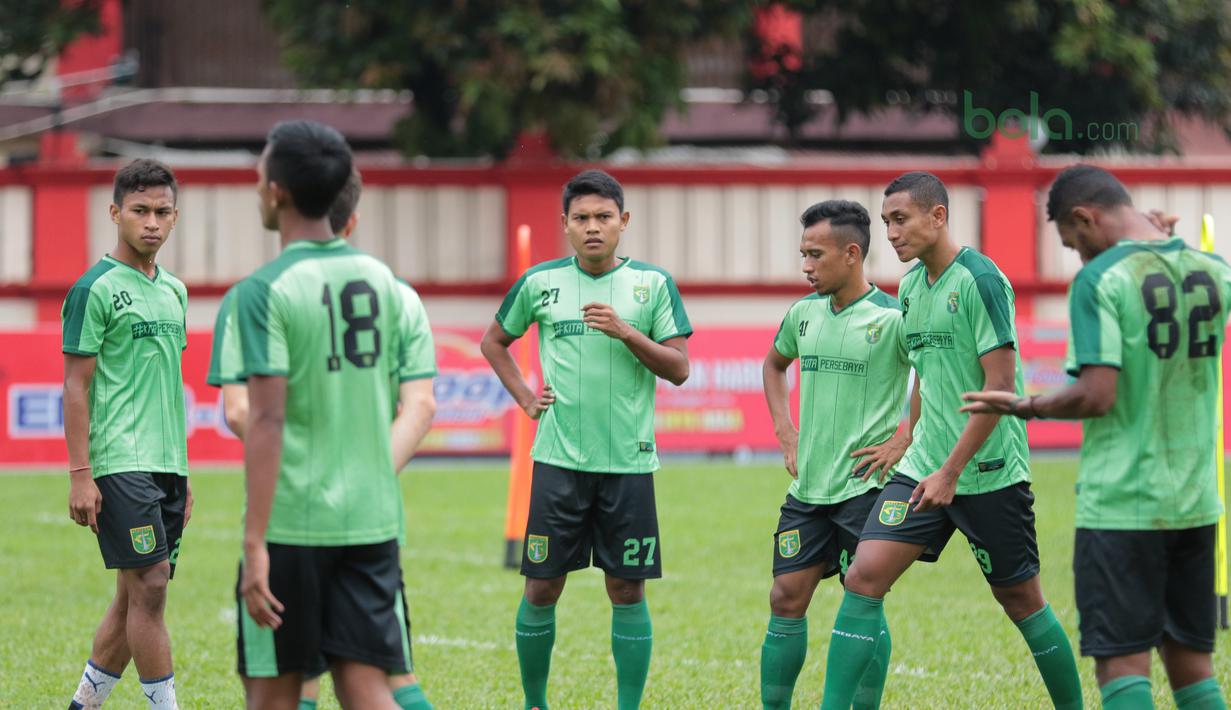 Pemain Persebaya, Osvaldo Haay (kiri) dan Irfan Jaya ikut berlatih bersama tim jelang laga Gojek Liga 1 bersama Bukalapak di Stadion PTIK, Jakarta, Senin (25/6/2018). Persebaya akan melawan Persija 26 Juni 2018. (Bola.com/Nick Hanoatubun)