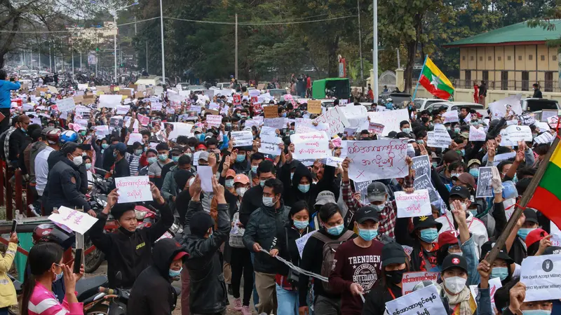 Demi Lindungi Demonstran, Biarawati Myanmar Berlutut di Depan Polisi Bersenjata