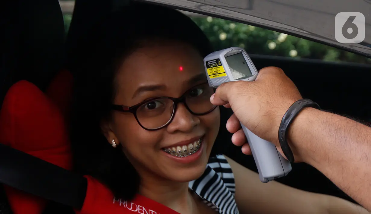 Pengendara mobil menjalani pengecekan suhu tubuh saat akan masuk Kompleks Parlemen di Senayan, Jakarta, Kamis (5/3/2020). Pengecekan dilakukan sebagai tindakan preventif terkait penyebaran virus corona (COVID-19) setelah dua WNI dinyatakan positif terinfeksi. (Liputan6.com/Johan Tallo)