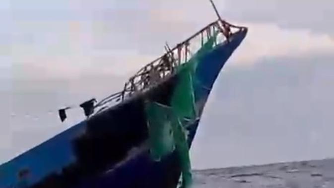 Detik-Detik KM Anaia Tenggelam Dihantam Ombak di Laut Sitaro