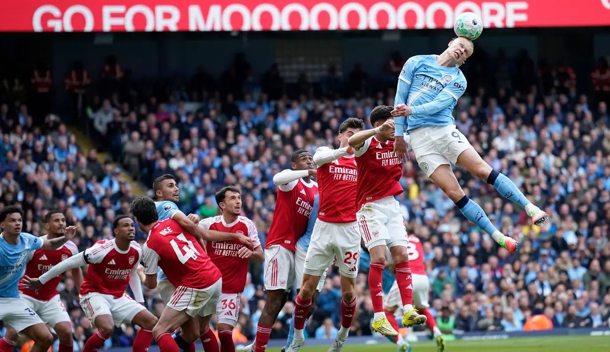 Erling Haaland menjadi kunci kemenangan Manchester City saat menjamu Arsenal dalam laga lanjutan Liga Inggris 2025/2026 di Etihad Stadium, Manchester, Inggris, Minggu (19/04/2026) waktu setempat. (AP Photo/Dave Thompson)