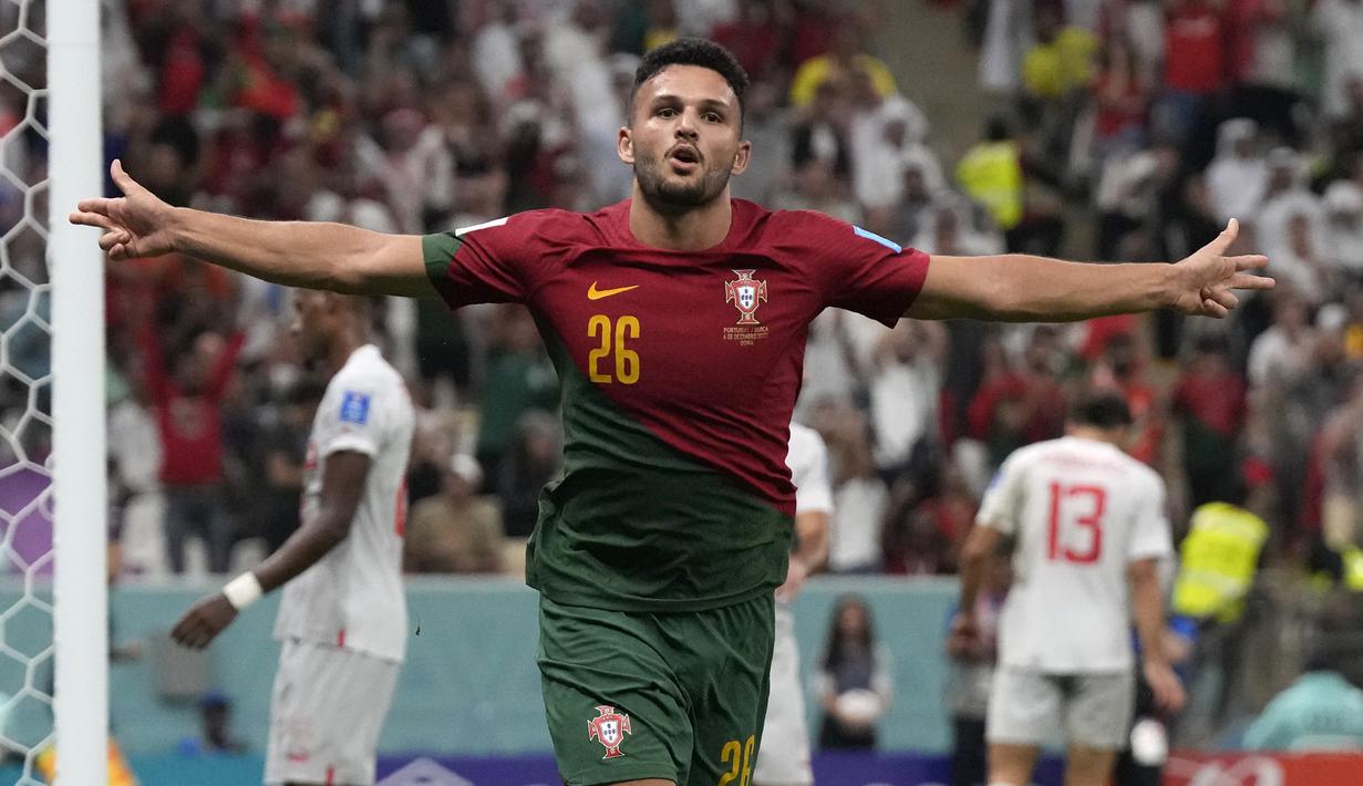 Goncalo Ramos. Pemain keempat Portugal alias terbaru yang mampu mencetak hattrick di Piala Dunia adalah Goncalo Ramos. Striker beusia 21 tahun milik Benfica ini mampu mencetak tiga gol saat Portugal menang 6-1 atas Swiss pada babak 16 Besar Piala Dunia 2022 (6/12/2022). Keberhasilannya tak lepas dari kebijakan pelatih Fernando Santos mencadangkan Cristiano Ronaldo dalam laga melawan Swiss. (AP/Alessandra Tarantino)