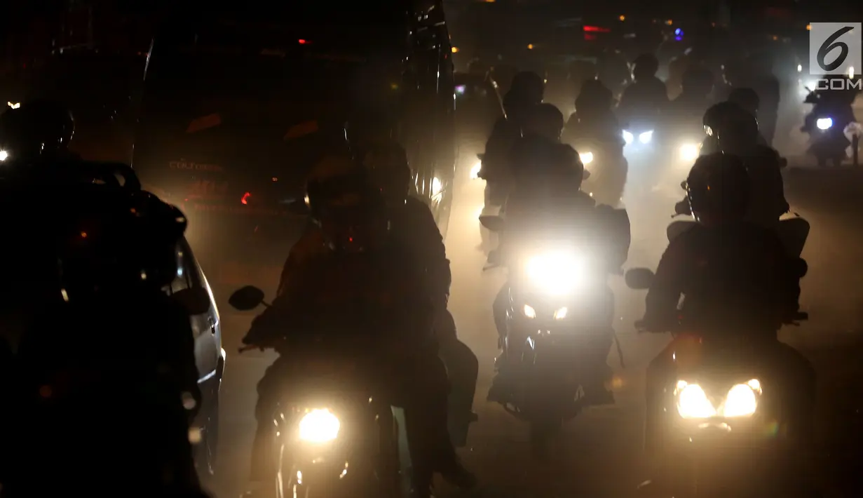 Pemudik motor memadati jalan raya Cirebon Pantura menuju Jawa Tengah, Jogjakarta dan Jawa Timur, Jumat (24/6). Arus mudik motor mengalami peningkatan pada H-2. (Liputan6/JohanTallo)