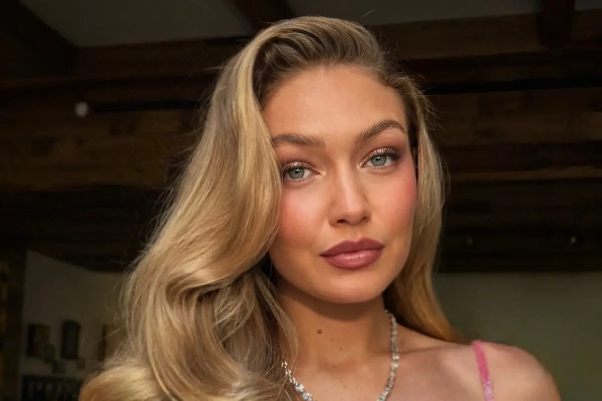 Gigi Hadid Kenakan Gaun Wiederhoeft Rp264 Juta di Pernikahan Taylor Swift, Hair Look-nya Terinspirasi Es Krim