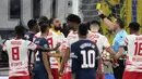 Dua menit memasuki injury time, PSG mendapat hukuman tendangan penalti usai Gianluigi Donnarumma melakukan pelanggran terhadap Christopher Nkunku. Wasit pun mengganjar Donnarumma dengan kartu kuning. (AP/Michael Sohn)