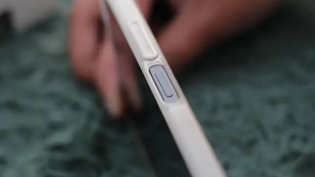 Tombol Power dan Volume pada Bagian Kanan layar Oppo A58