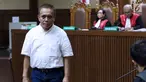 Terdakwa dugaan suap Dana Otonomi Khusus Aceh 2018 dan penerimaan gratifikasi pelaksanaan proyek pembangunan Dermaga Sabang, Irwandi Yusuf bersiap menjalani sidang lanjutan di Pengadilan Tipikor, Jakarta, Senin (4/3). (Liputan6.com/Helmi Fithriansyah)