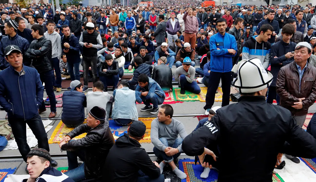 Suasana usai pelaksaan Salat Idul Adha di dekat Masjid Agung Moskow, Rusia, Senin (12/9). (REUTERS / Maxim Zmeyev)