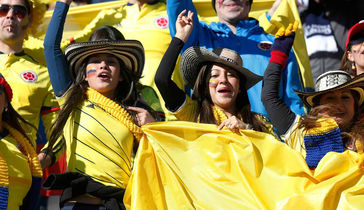 Suporter cantik dan seksi Kolumbia bersorak memberi dukungan kepada timnas Kolumbia saat menyaksikan laga Timnas Kolombia melawan Venezuela di Estadio El Teniente, Rancagua, Chile (14/6/2015). (REUTERS/Carlos Garcia Rawlins)